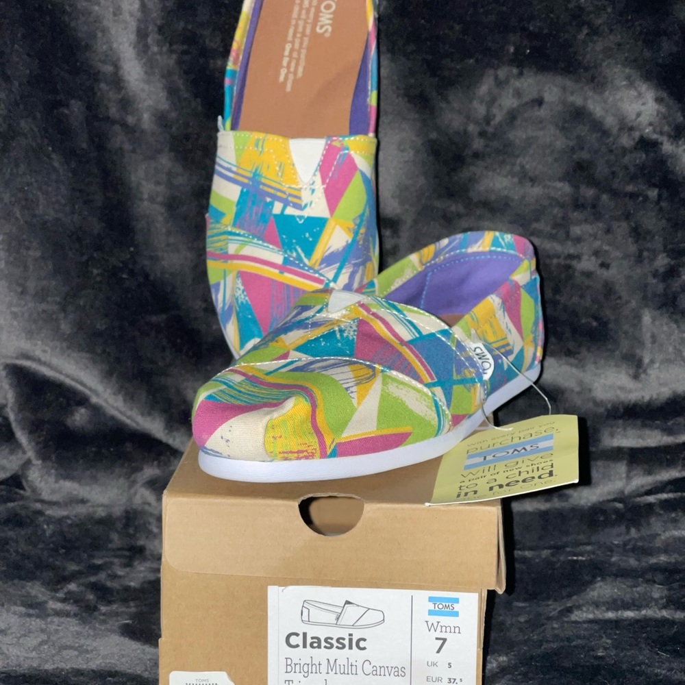 ** BRAND NEW IN BOX W/ TAGS *** Bright multi canvas triangle design TOMS. Size 7